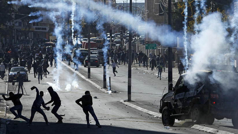 La Policía israelí dispersa con gas lacrimógeno a unos manifestantes palestinos en Belén