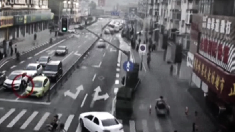 Video impactante: Peatones levantan un coche para salvar a un niño atrapado bajo las ruedas