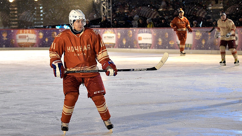 VIDEO: Putin muestra sus habilidades de hockey en la pista de hielo de la Plaza Roja
