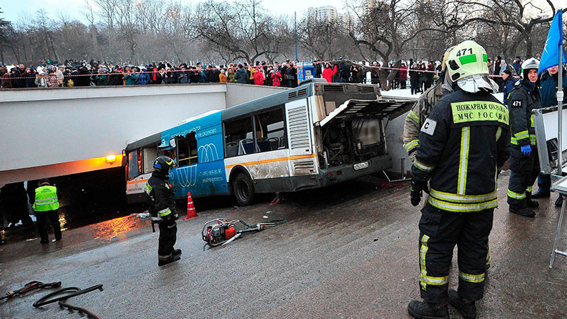 Un autobús atropella a transeúntes en un ingreso al metro de Moscú