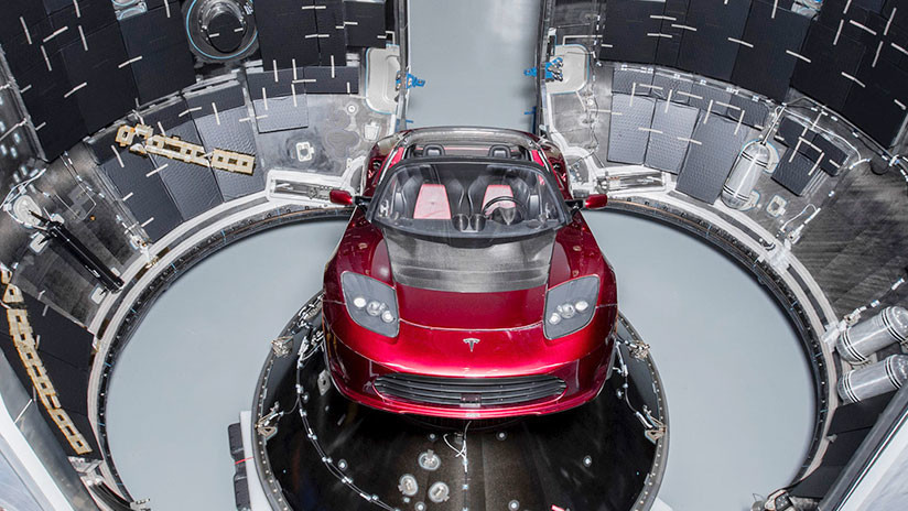 Un turista logra tomar una foto del cohete en el que Elon Musk enviará un auto a Marte  