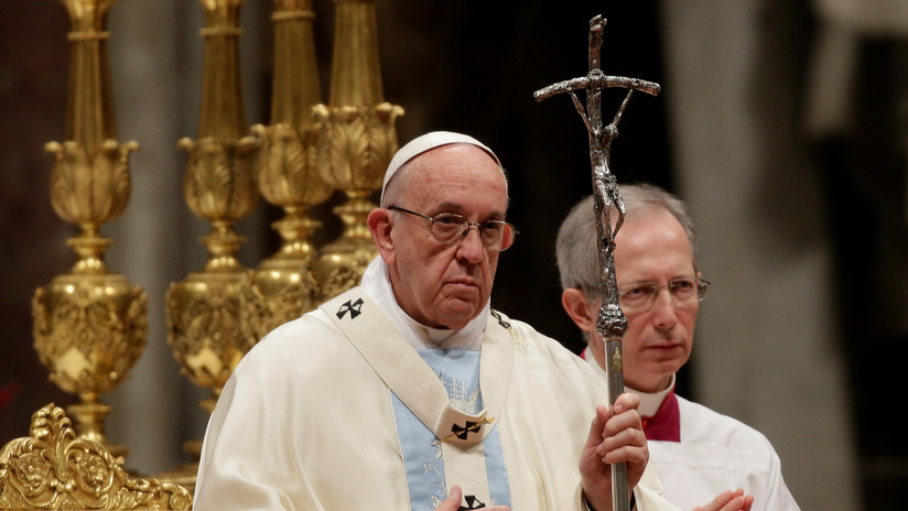 El papa despide 2017 divulgando una imagen de un niño cargando a su hermano muerto