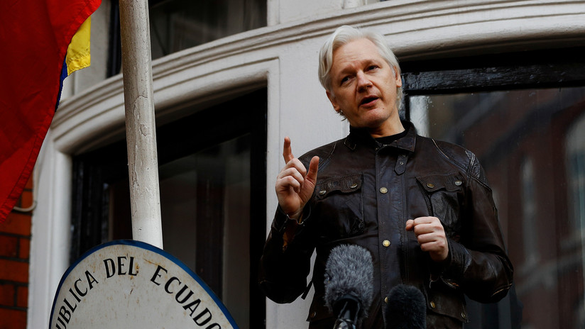 "Más registros que la KGB": Tuit de Assange con un extraño código causa preocupación por su estado