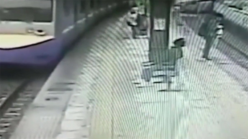 VIDEO: Un hombre de 70 años cae debajo de un tren y sobrevive de manera increíble