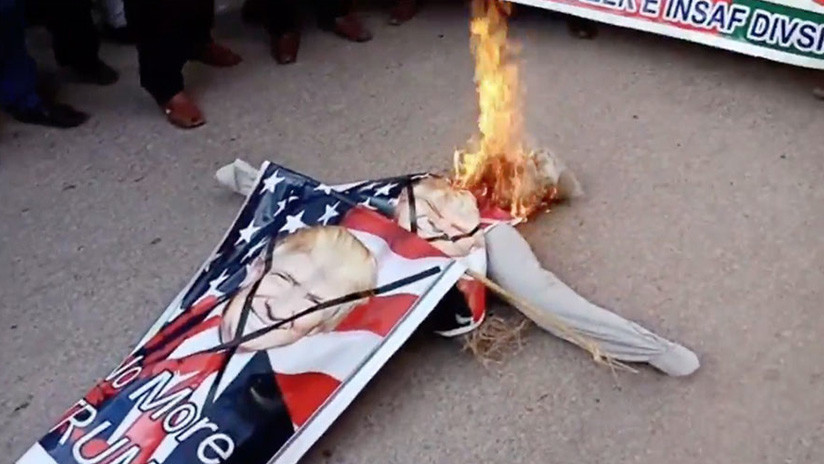 "No más Trump": Pakistaníes queman efigie del líder estadounidense en repudio a sus críticas (VIDEO)