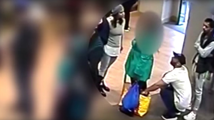 Trabajo en equipo: Tres ladrones roban con pericia a una mujer en un banco (VIDEO)