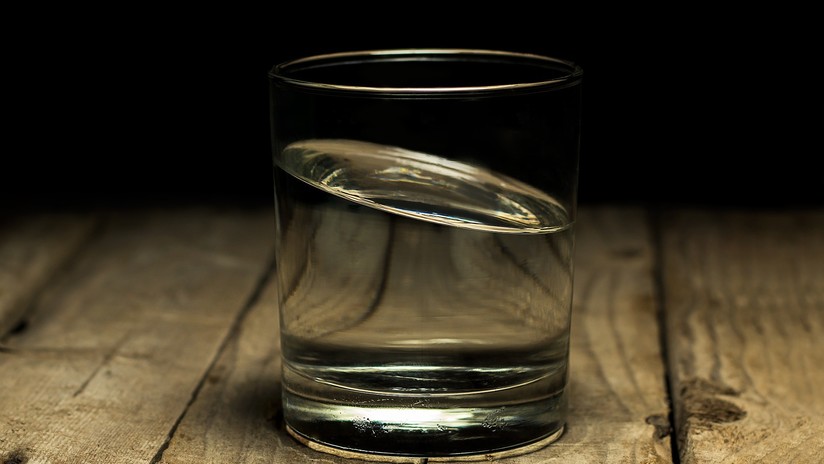 ¿En qué consiste la moda de beber "agua cruda" y por qué podría matarle?