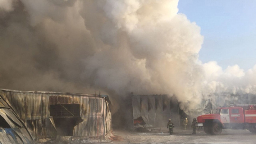 VIDEOS: Al menos diez muertos en un gran incendio en una fábrica de zapatos en Siberia