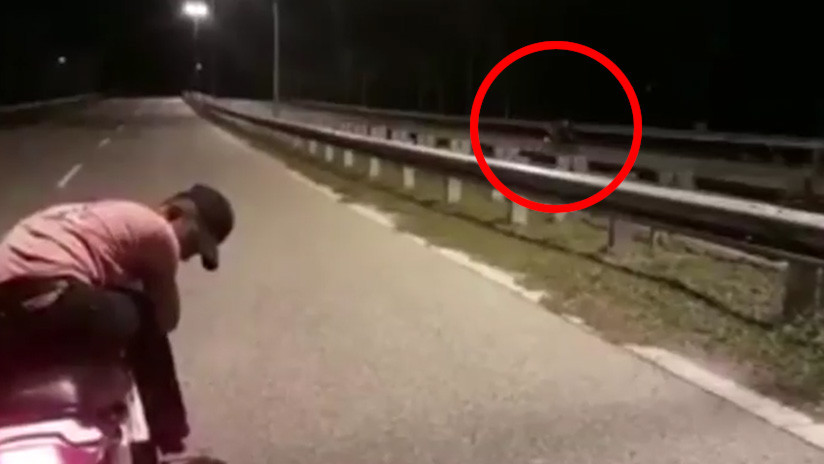 Una 'moto fantasma' sin conductor filmada en plena carretera incendia las redes