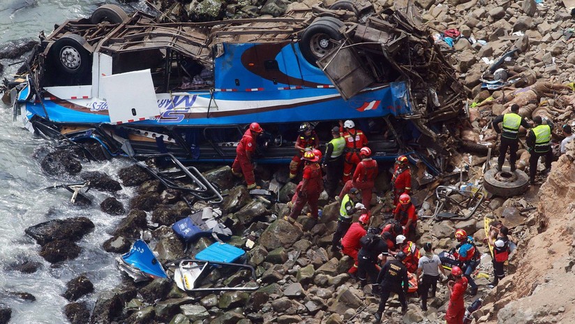 Perú: El hallazgo de dos cuerpos eleva a 52 el número de muertos en accidente de autobús (VIDEO)