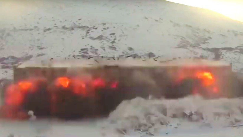 VIDEO: Demuelen con explosiones 85 edificios de una vieja base militar en Rusia
