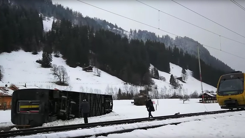 VIDEO: Un fuerte viento hace volcar un tren en Suiza 