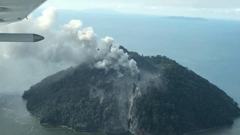Una isla entra en erupción obligando a evacuar a toda su población y advierten de riesgo de tsunamis