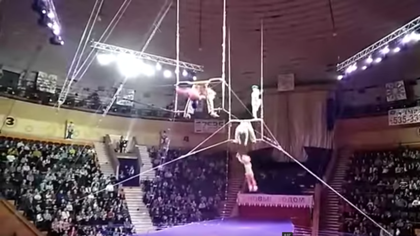 VIDEO: Una acróbata cae desde una altura vertiginosa durante una actuación de circo