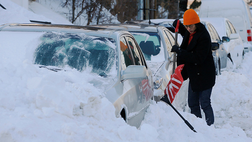 FOTOS, VIDEOS: Una ola de frío sin precedentes deja más de 20 muertos y congela calles en EE.UU.