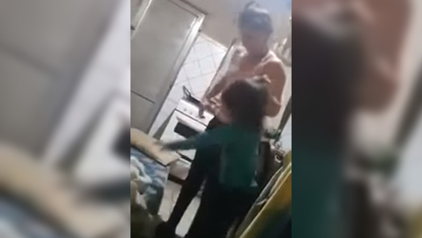 Niña de 3 años recibe una paliza de su madre por una tableta electrónica en Argentina (FUERTE VIDEO)
