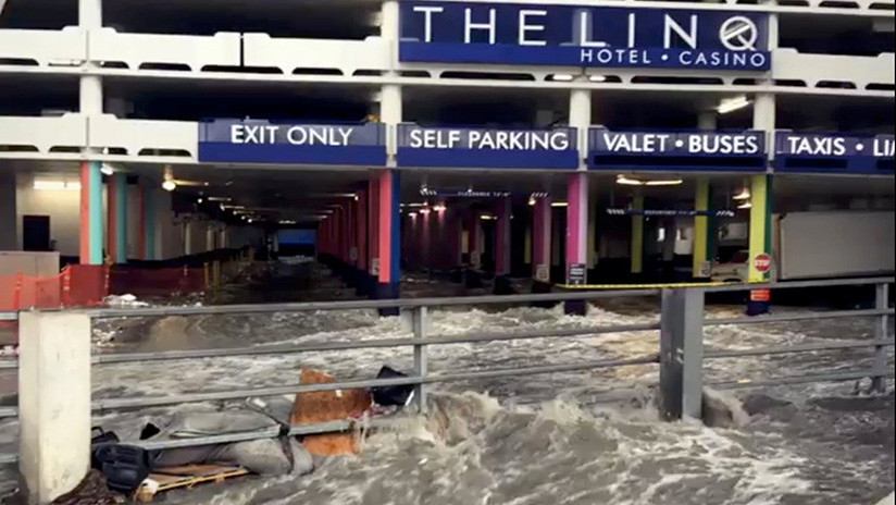 Ya no tan desértico: Intensas lluvias convierten un 'parking' de Las Vegas en una catarata (VIDEO)