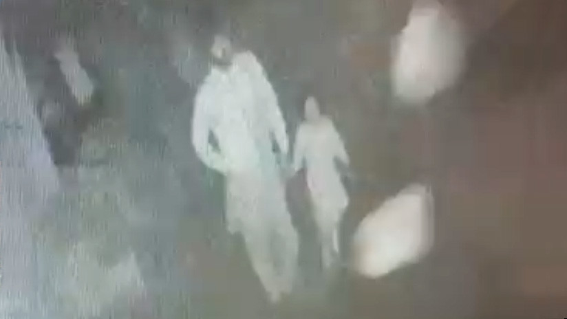 VIDEO: Una niña pakistaní es llevada por un misterioso hombre antes de ser violada y asesinada 