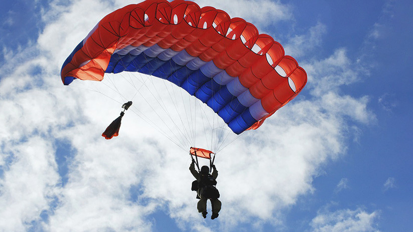 VIDEO: Cae al vacío con un paracaídas…que salió de su mochila