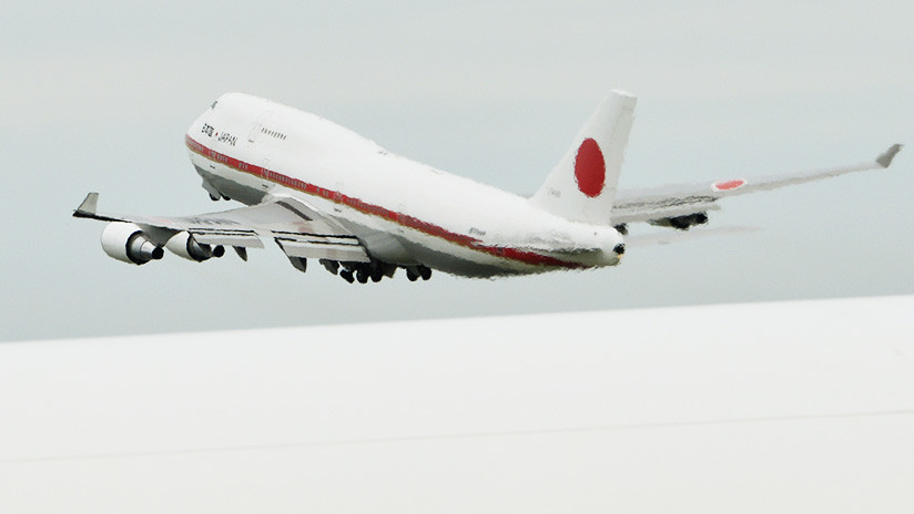 VIDEO: Avión del primer ministro japonés pierde una pieza en pleno vuelo