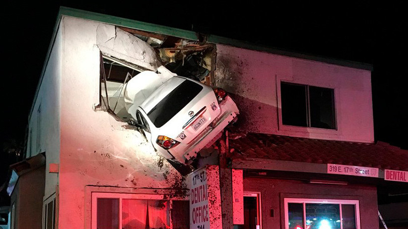 EE.UU.: Un auto sale volando de una carretera y se incrusta contra un edificio (VIDEO, FOTOS)