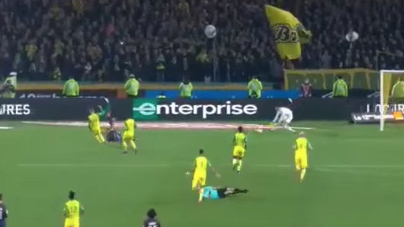 VIDEO: Un árbitro da una patada a un futbolista y lo expulsa