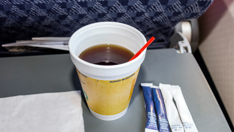 Una asistente de vuelo revela por qué no debe tomar café en los aviones