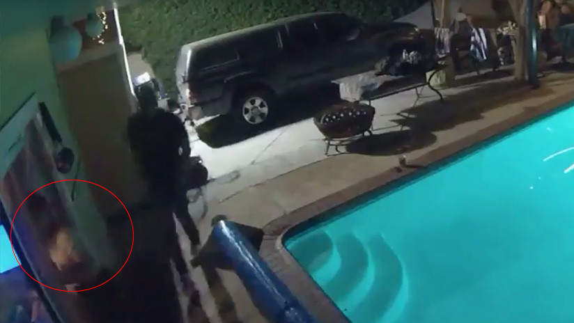 EE.UU.: Una puerta mosquitera 'ataca' a una mujer en California (VIDEO)