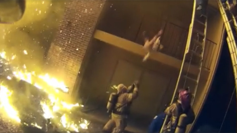 VIDEO: Un heroico bombero atrapa a un bebé arrojado desde un edificio en llamas