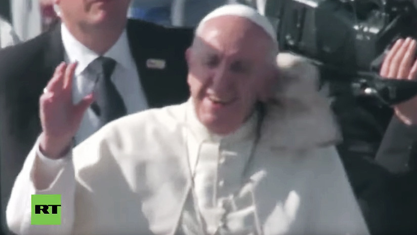 Golpean al papa Francisco con un objeto durante su recorrido en el papamóvil (VIDEO)