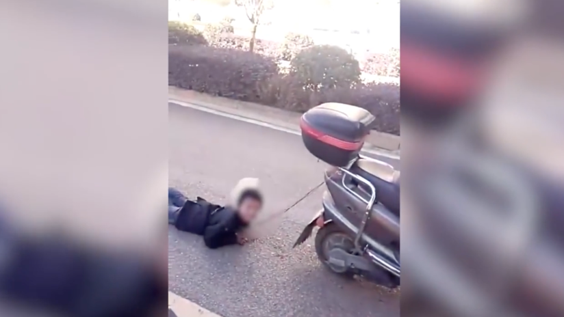 Una china arrastra a su hijo con un 'scooter' porque "es muy travieso" (VIDEO)