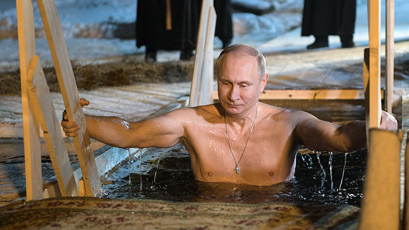 FOTO: Putin se sumerge en agua helada del lago Seliguer durante la festividad del Bautismo del Señor