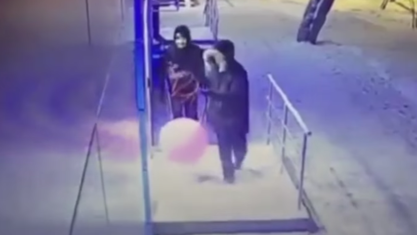 Intentan robar un cajero con un globo lleno de gas pero no les sale según sus planes (VIDEO)