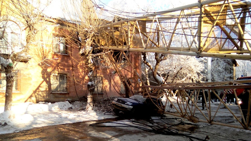 VIDEO: Una grúa se desploma sobre un edificio residencial en la ciudad rusa de Kírov