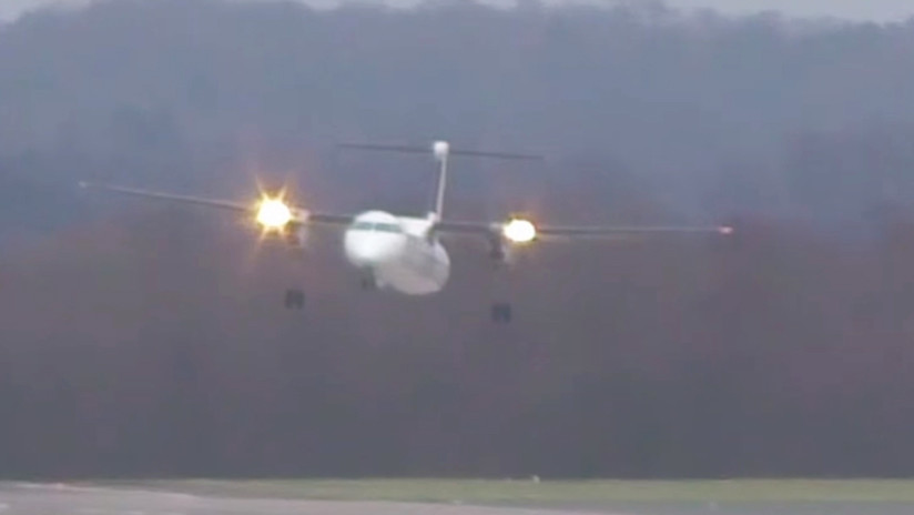 Avión realiza espectacular aterrizaje en medio del huracán Friederike (VIDEO)