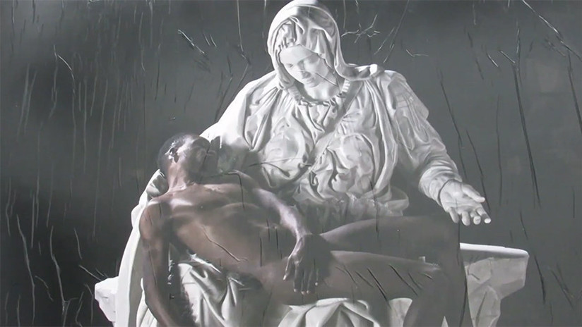 'Jesús negro': María acuna a un refugiado nigeriano en una obra italiana (VIDEO, FOTOS)