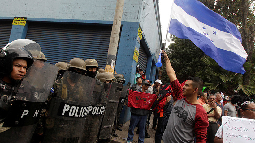 VIDEO: Mujeres hacen 'twerking' ante policías durante una protesta en Honduras