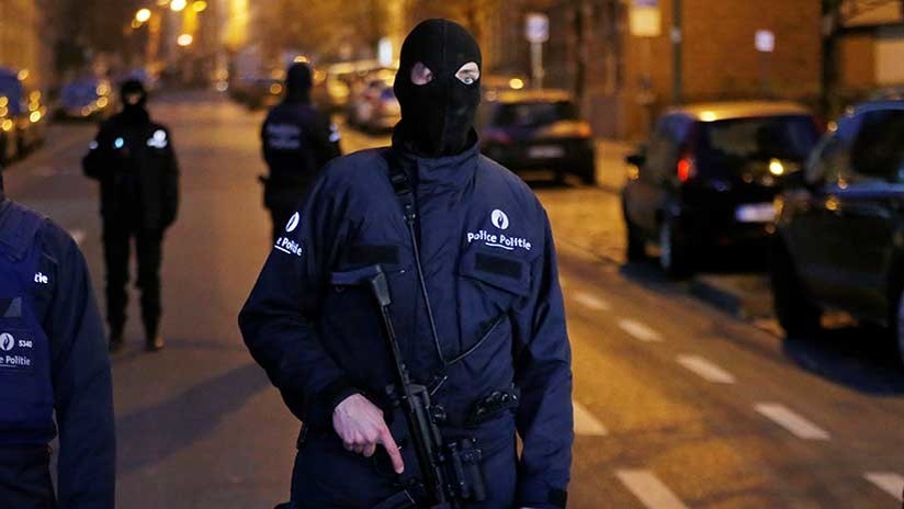 VIDEO: Policías belgas disparan contra un hombre armado con un cuchillo que gritaba "Alá es grande"