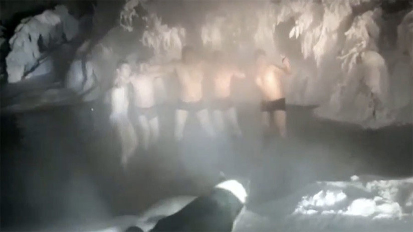 62 grados bajo cero no fueron suficientes para disuadir a estos turistas de darse un baño (VIDEO)