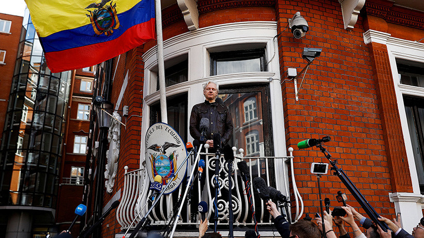 Posponen la decisión judicial sobre la detención de Assange 