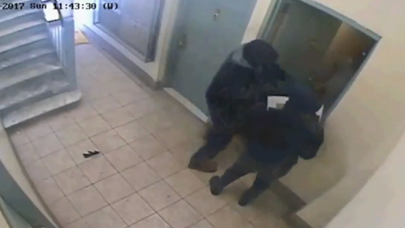 VIDEO: Fingen una entrega pero ingresan al apartamento, atan a 8 personas y roban dinero
