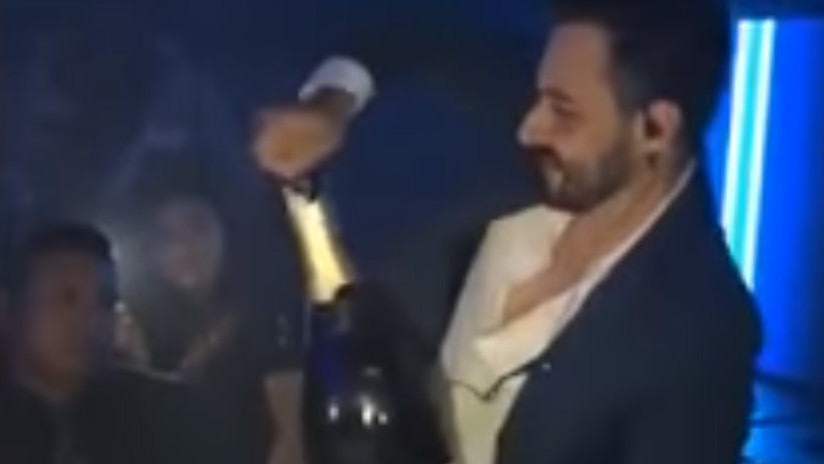 VIDEO: Destapa una botella de champán y pierde 42.000 dólares en un segundo