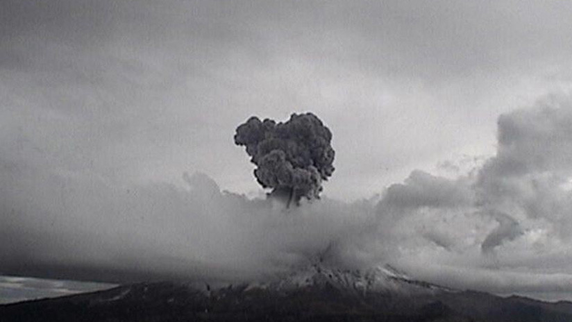 Volcán Popocatépetl registra dos fuertes explosiones y fumarolas de 3 km de altura (FOTOS y VIDEO)