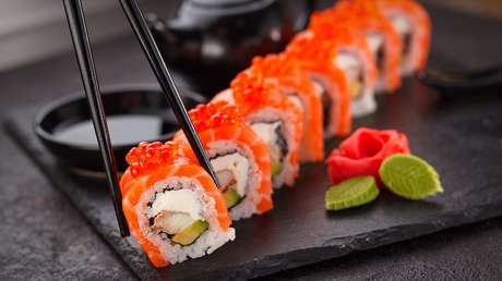Un aficionado al sushi se saca una tenia de 1,5 metros