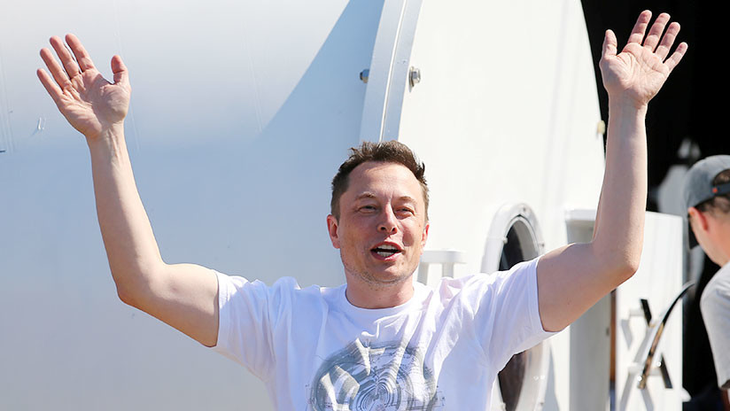 VIDEO: El lanzallamas 'antizombi' de Elon Musk quedó agotado y se entregará junto a un matafuegos