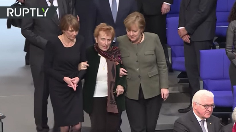 VIDEO: Merkel ayuda a una sobreviviente de Auschwitz a tomar asiento en el Parlamento alemán