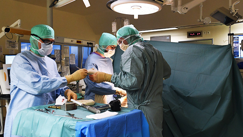 Una mujer 'da a luz' un guante y cinco gasas que un cirujano olvidó en su útero