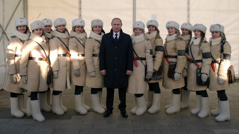 Vladímir Putin posa con jóvenes vestidas de suboficiales del Ejército Rojo (FOTOS)