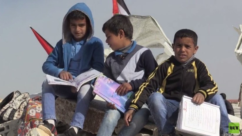 VIDEO: Niños palestinos protestan por la demolición de la única escuela de su comunidad por Israel