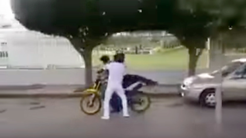 México: Estudiantes dan una paliza a un ladrón de motocicletas (VIDEO)